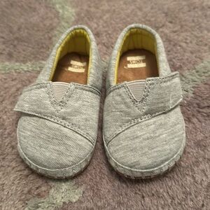 Toms baby neutral gray shoes - size 4